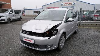 krockskadad bil auto Volkswagen Touran 1.6 TDI 2011/3