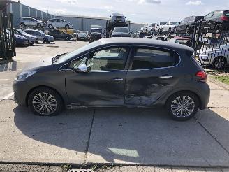 Coche accidentado Peugeot 208 12i 60kW Allure NAVI 2016/6