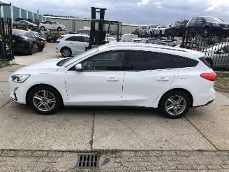 krockskadad bil auto Ford Focus 1.0 ecoboost Combi NAVI 2019/3