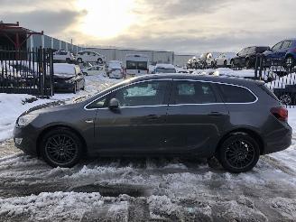 Vaurioauto  passenger cars Opel Astra 14i turbo 88kW E5 SPORTS TOURER 2011/3