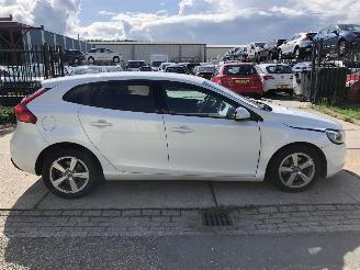 uszkodzony samochody osobowe Volvo V-40 2.0 T2 Momentum 90kW E6 2015/10