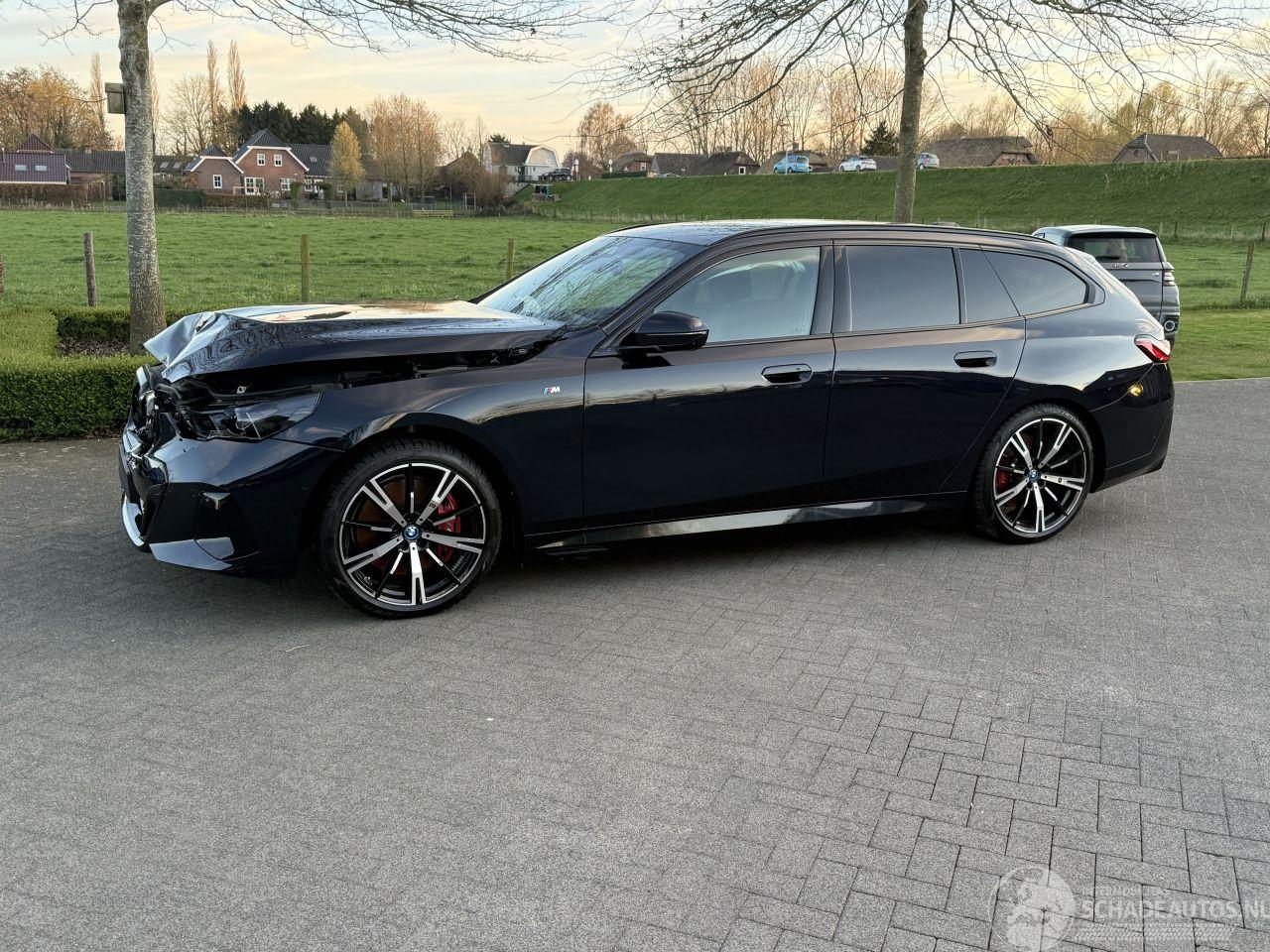 BMW i5 Touring EDRIVE40 / M-Sport / Pano / Leer