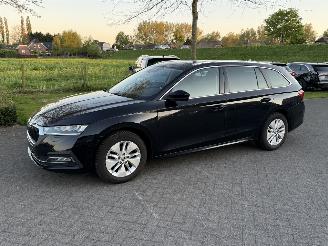 Coche accidentado Skoda Octavia 2.0 TDI / Automaat 2023/2