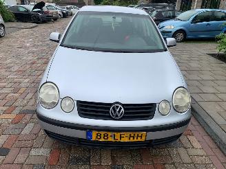 Damaged car Volkswagen Polo AUTOMAAT 2002/11