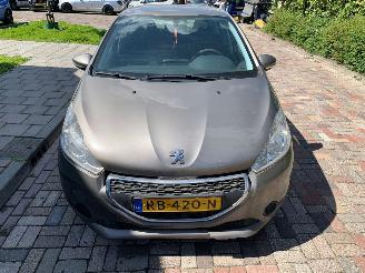 skadebil auto Peugeot 208 1.2 VTI 2014/11