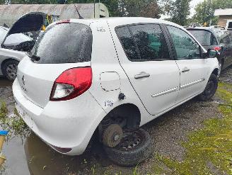 Coche siniestrado Renault Clio 1.2 Authentique 2012/3