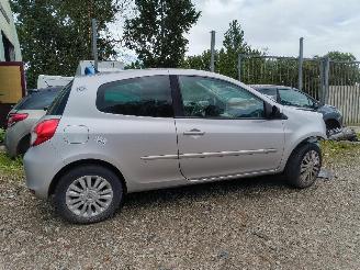 skadebil auto Renault Clio Clio 1.2 Collection 2010/1