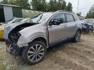 Vaurioauto  passenger cars Nissan Qashqai+2 Quashqai+2 2.0 Optima 2010/1