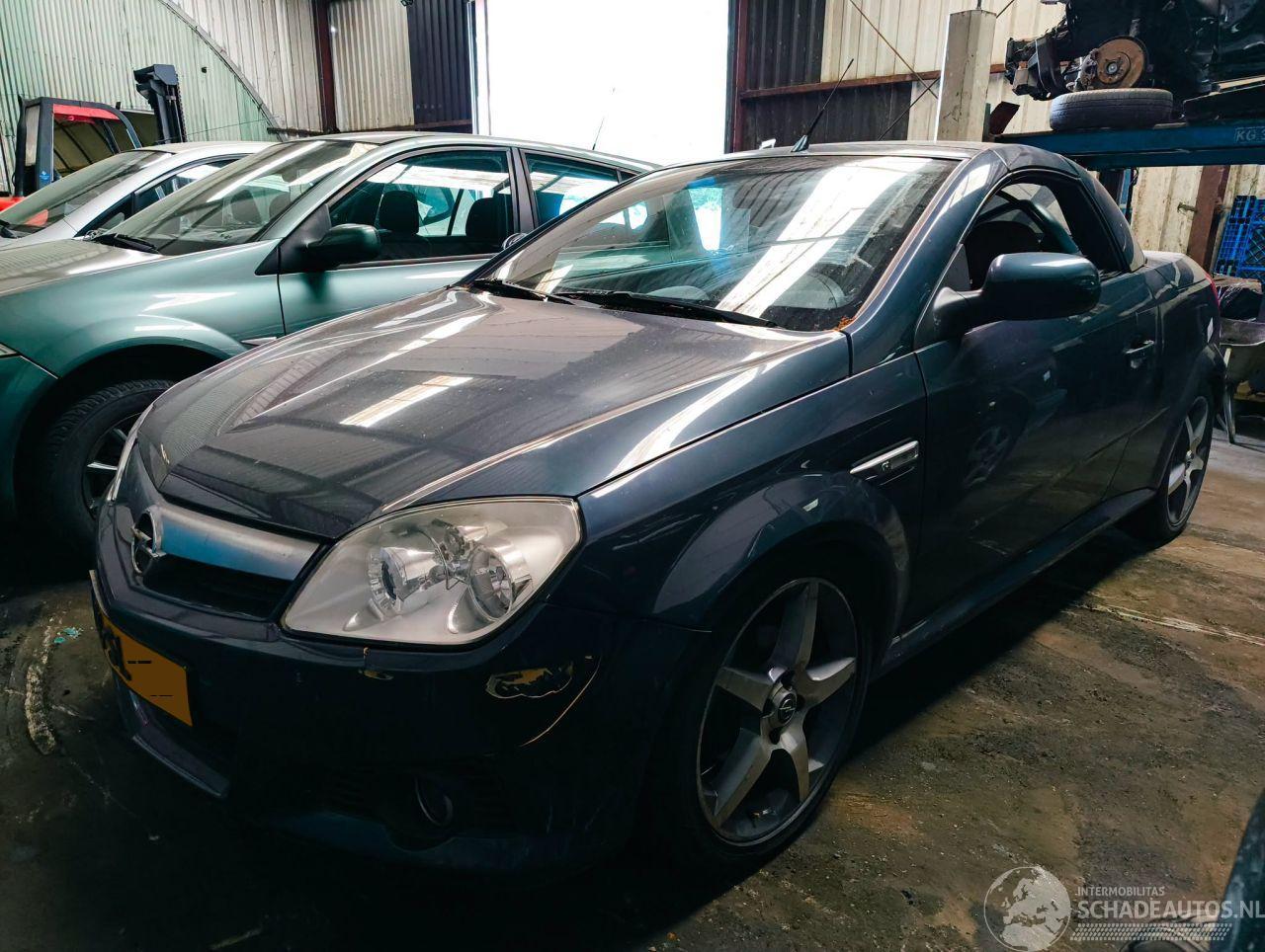 Opel Tigra TwinTop 1.4-16V Linea Rosso