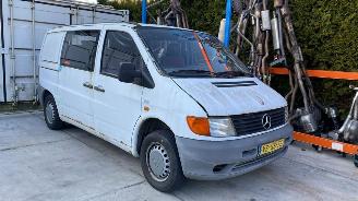 skadebil auto Mercedes Vito 2.3 108D Bus  Diesel 2.299cc 58kW (79pk) FWD 1996-02/1999-01 (638.164) OM601942 1997/7