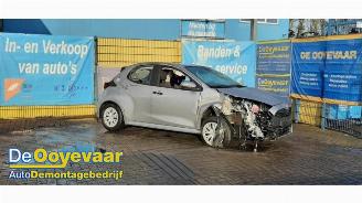 Coche siniestrado Toyota Yaris Yaris IV (P21/PA1/PH1), Hatchback, 2020 1.5 12V Hybrid 115 2023/6