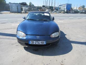 krockskadad bil auto Mazda MX-5  2000/4