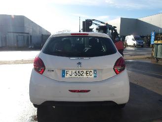 Peugeot 208  picture 7