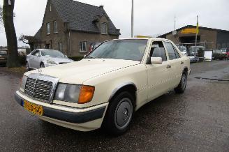 damaged passenger cars Mercedes 200-300D 200 D 124 type sedan automaat 1991/1