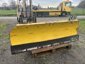 Schade machine Overige  ATKINSON-HOWIE SNEEUWPLOEG (KLEIN) KAN HYDRAULISCH NAAR 1 ZIJDE BEWEGEN 1998/1