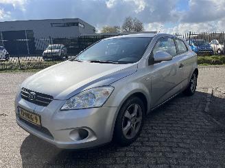 damaged passenger cars Kia Cee d PRO CEED 1.4 CVVT FIFTEEN AIRCO 2009/1