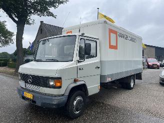 Schade vrachtwagen Mercedes Overige 711 D BAKWAGEN MET HYDR. LAADKLEP 1994/12