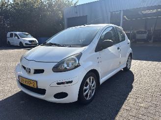 krockskadad bil auto Toyota Aygo 1.0 5 deurs, airco 2011/8