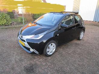 krockskadad bil auto Toyota Aygo Cabrio Navi Airco 2016/7
