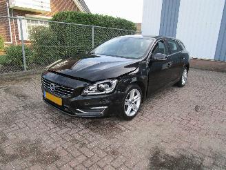 uszkodzony samochody osobowe Volvo V-60 2.4 D5 Hybride Navi Clima 2015/10