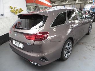 damaged passenger cars Kia Ceed 1.6gdi hybrid automaat 2020/12