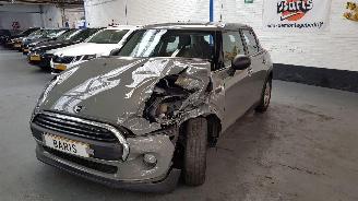 Vaurioauto  passenger cars Mini One 1.5 12V ONE FIRST 4DRS BENZ 1.499CC 55KW 75PK 2018/7