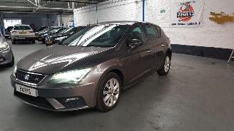 krockskadad bil auto Seat Leon 1.2 TSI ECOMOTIVE 16V 4DRS BENZ 1.197CC 81KW 110PK 2017/3