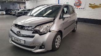 krockskadad bil auto Toyota Verso S 1.33 16V AUT DUAL VVT-I MPV  BENZ 1.329 CC 73 KW 99 PK 2012/4