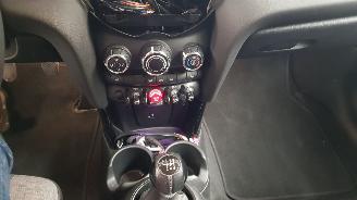 Vaurioauto  passenger cars Mini One 1.5 12V ONE  2DRS BENZ 1.499CC 75KW 102PK 2021/4