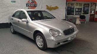 Unfallwagen Mercedes C-klasse 1.8 C-180K 16V AUT SEDAN 4DRS BENZ 1.796CC 105KW 143PK 2003/9