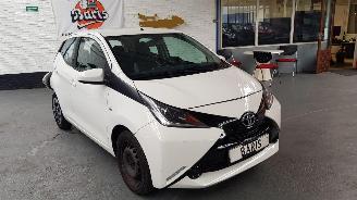 krockskadad bil auto Toyota Aygo 1.0 12V VVT-i 4 DRS BENZ 998CC 51KW 69PK 2015/10