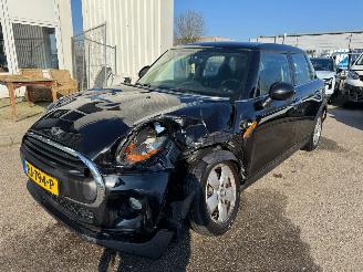 krockskadad bil auto Mini One 1.5 One D Business BJ 2017 225.194 KM 2017/12