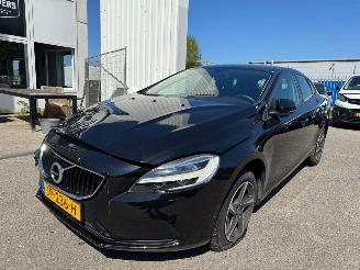 damaged passenger cars Volvo V-40 1.5 T2 Momentum Automaat 2016/1