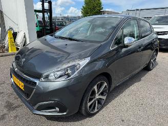 damaged passenger cars Peugeot 208 1.2 AUTOMAAT  PureTech Première 2015/1