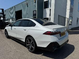 Schadeauto BMW 5-serie 550e xDrive 375 kw bj 2025 2025/2
