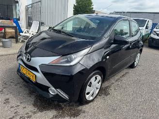 damaged passenger cars Toyota Aygo 1.0 VVT-i x-play BJ 2015 222.496 KM 2015/8