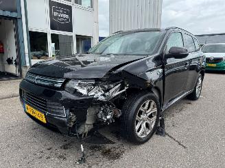damaged passenger cars Mitsubishi Outlander 2.0 AUTOMAAT PHEV Instyle BJ 2014 305.027 KM 2014/4