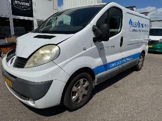 krockskadad bil bedrijf Renault Trafic 2.5 dCi T27 L1H1 2011/2