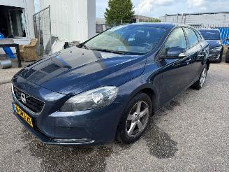 damaged passenger cars Volvo V-40 1.6 D2 Kinetic BJ 2013 422.898 KM 2013/11