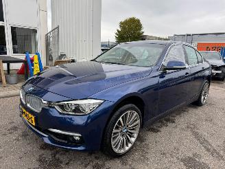 skadebil auto BMW 3-serie 318i Luxury Edition Automaat 2019/1