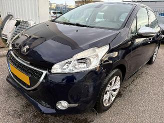 krockskadad bil auto Peugeot 208 1.2 VTi Urban Soul 2013/10