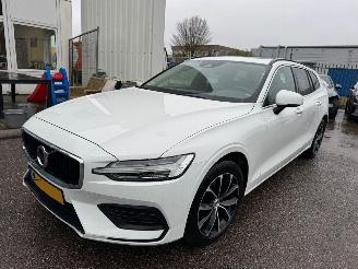 skadebil auto Volvo V-60 2.0 B3 AUTOMAAT BJ 2022 Momentum Busines 2022/1