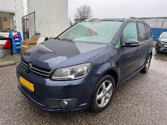 krockskadad bil auto Volkswagen Touran 1.6 AUTOMAAT TDI Highline BlueMotion BJ 2014 513.424 KM 2014/1