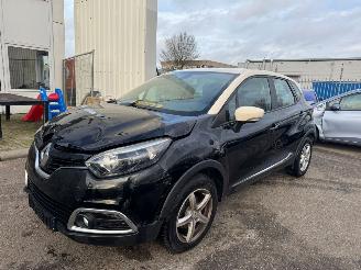 skadebil auto Renault Captur 1.2 TCe Expression AUTOMAAT 2013/10
