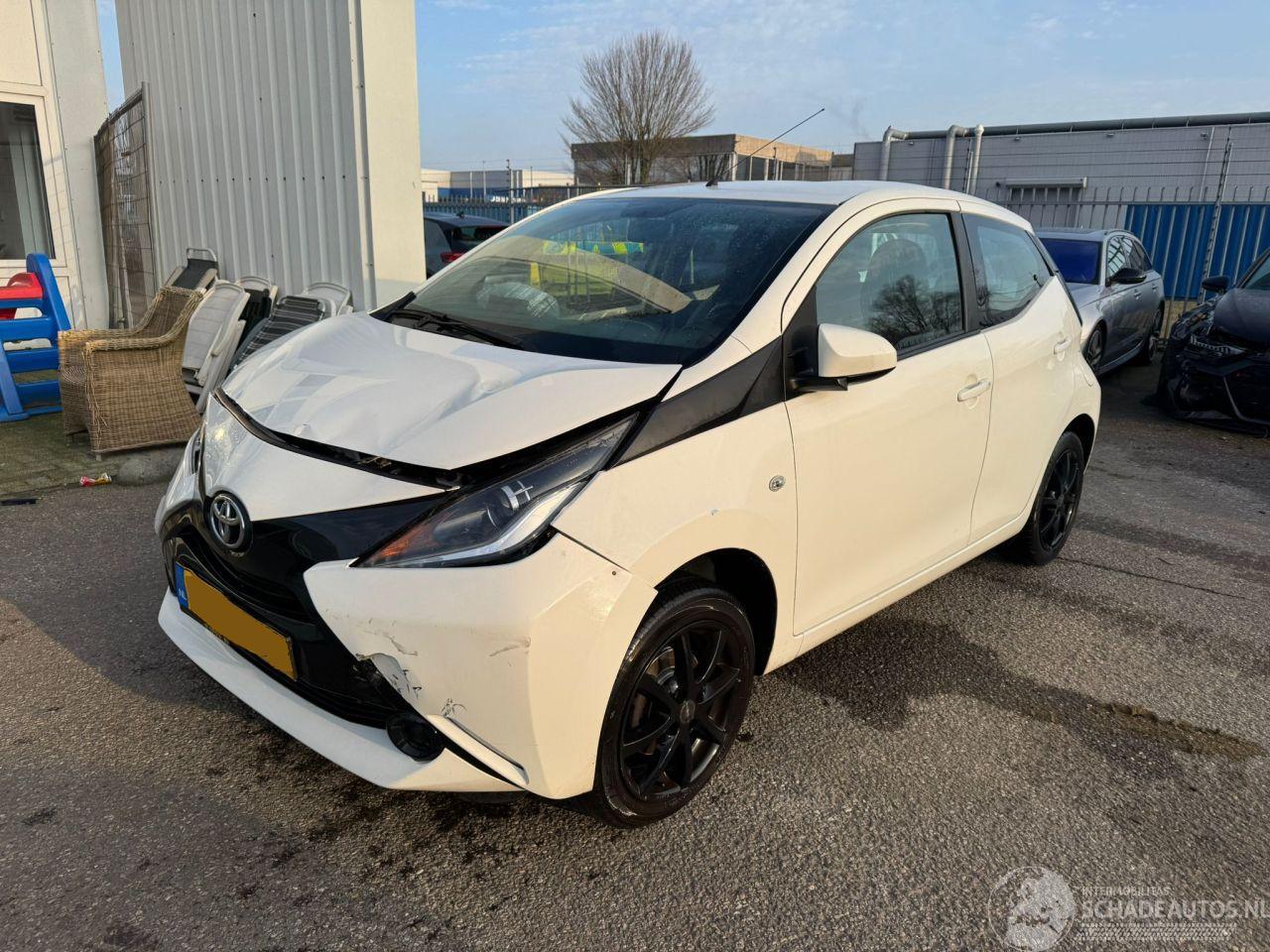 Toyota Aygo 1.0 VVT-i x-play BJ 2014 142.605 KM