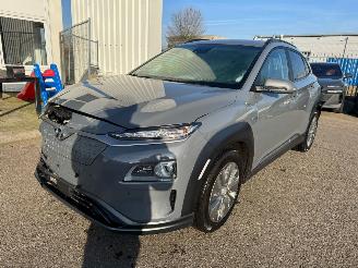 damaged passenger cars Hyundai Kona EV Premium Sky 64 kWh 2020/12
