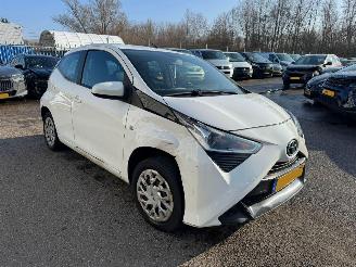 Schadeauto Toyota Aygo 1.0 VVT-i AUTOMAAT X PLAY 2021/10