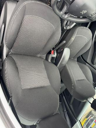 Peugeot 208 1.2 PureTech Blue Lease picture 17