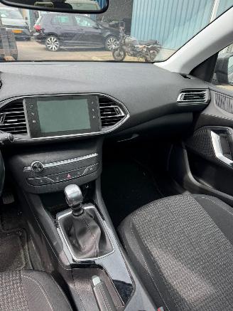 Peugeot 308 SW 1.2 PureTech Blue Lease Executive picture 15