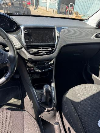 Peugeot 208 1.2 PureTech Allure picture 13